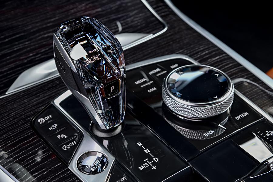 Детали интерьера BMW X7 xDrive50i M Sport (G07) 2019 года  (NA) (фото 99 из 108)